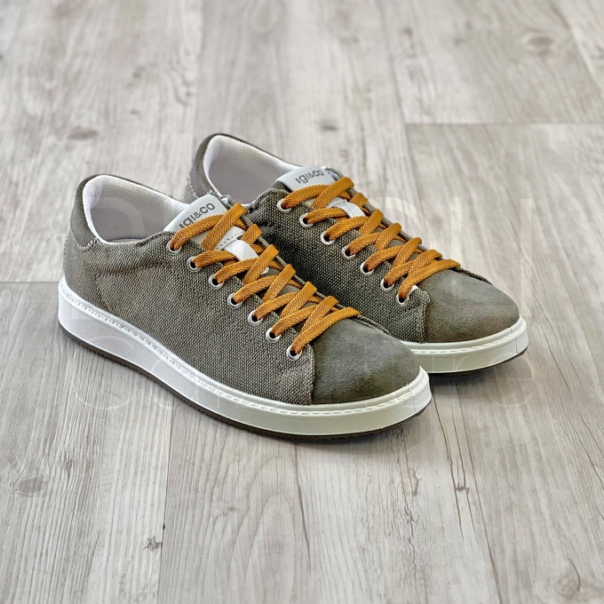 Sneaker in Tela