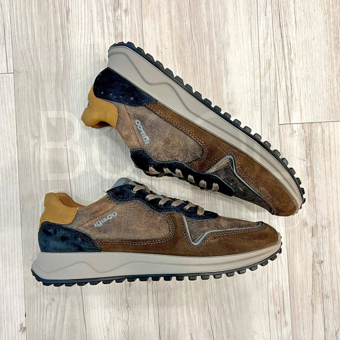 Sneaker in Camoscio
