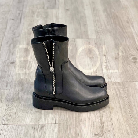Biker in Pelle zip