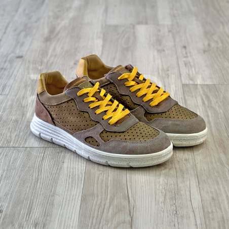 Sneaker in Nabuk forata