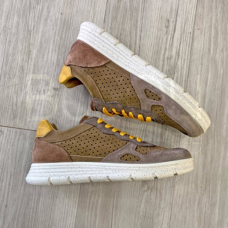 Sneaker in Nabuk forata