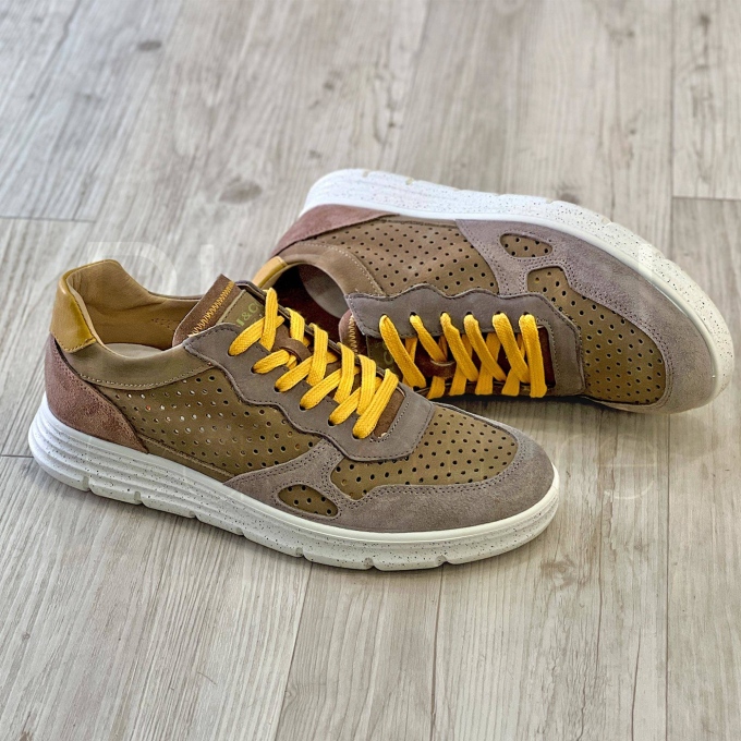 Sneaker in Nabuk forata