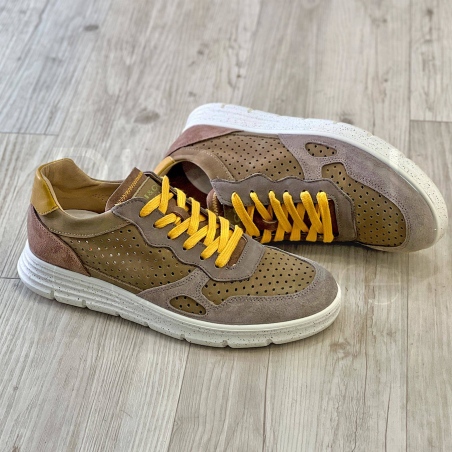 Sneaker in Nabuk forata