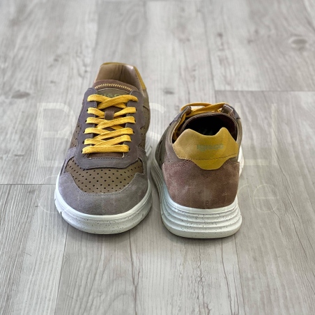 Sneaker in Nabuk forata