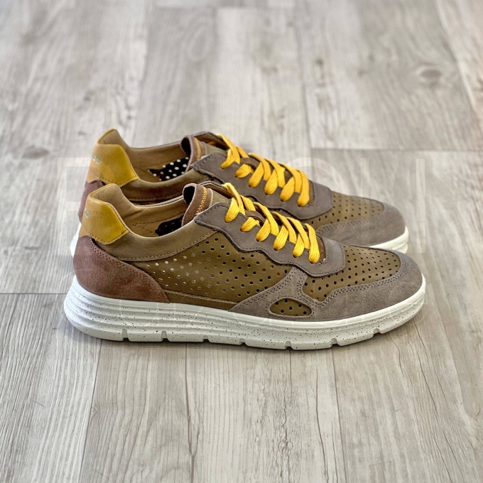 Sneaker in Nabuk forata