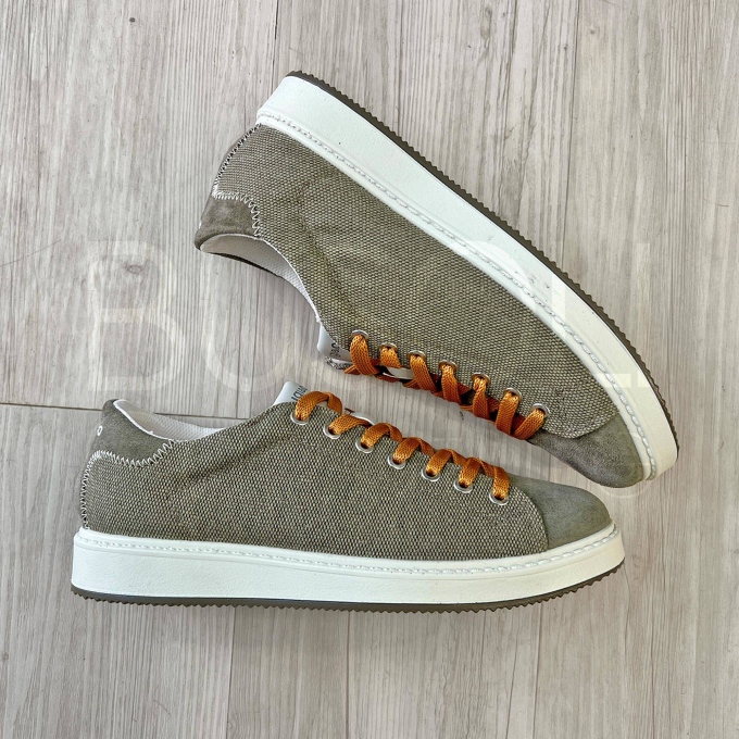Sneaker in Tela