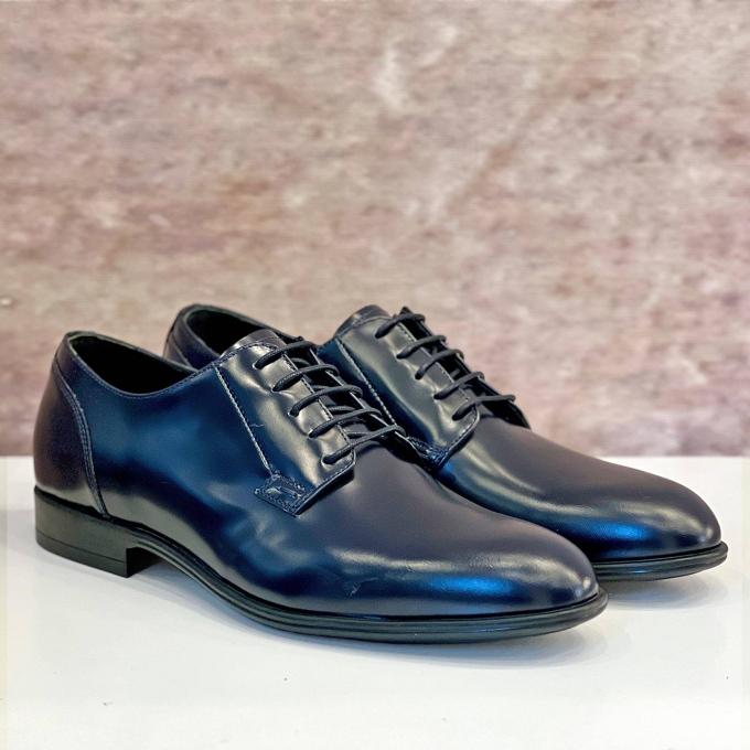 Stringata in pelle spazzolata Blu