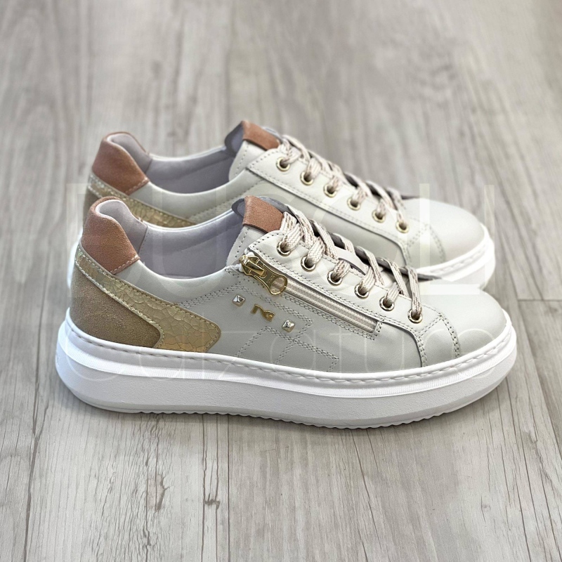 Sneaker in Pelle con Dettagli in Suede