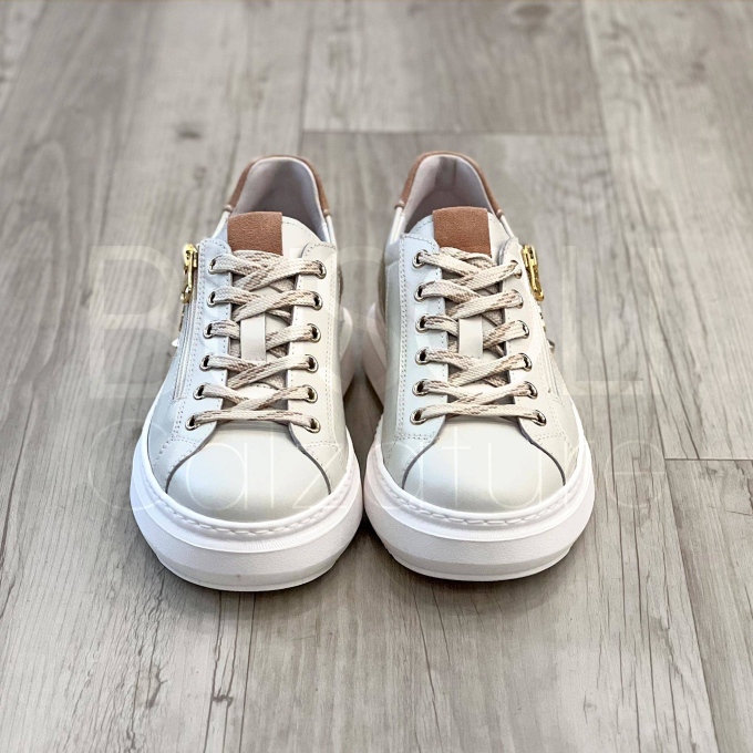 Sneaker in Pelle con Dettagli in Suede