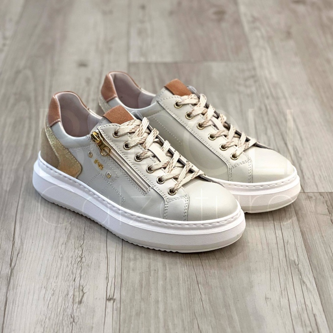Sneaker in Pelle con Dettagli in Suede