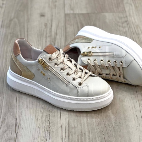 Sneaker in Pelle con Dettagli in Suede