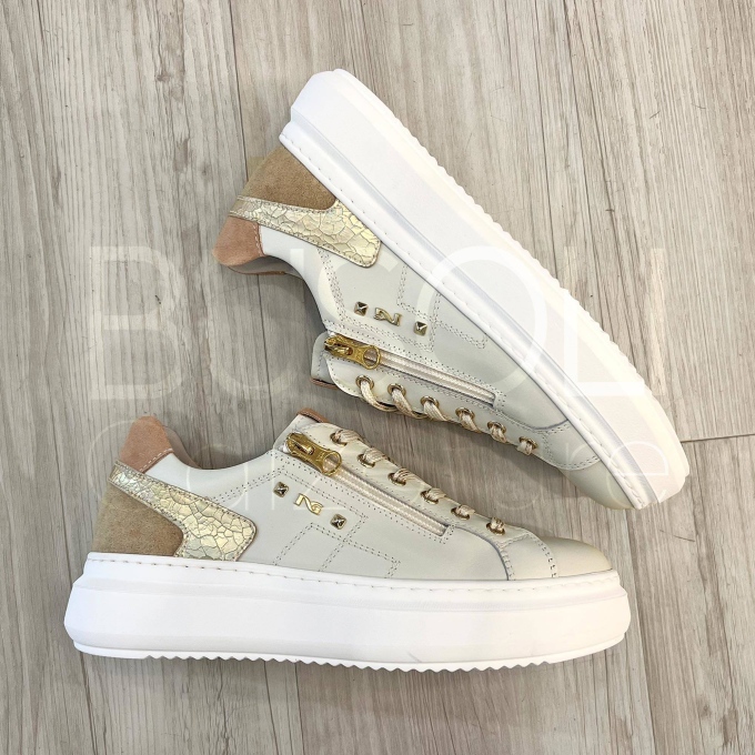 Sneaker in Pelle con Dettagli in Suede