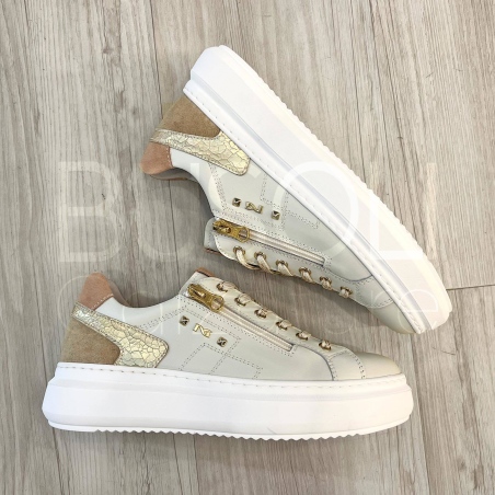 Sneaker in Pelle con Dettagli in Suede